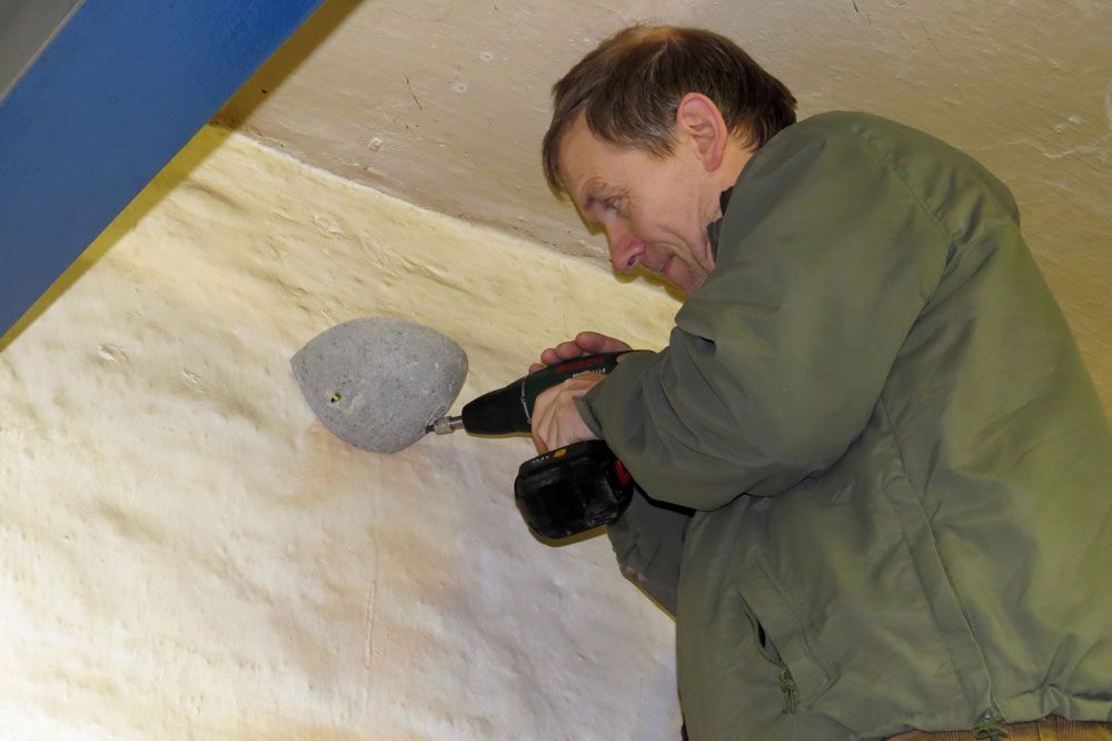 Anbau Rauchschwalbennester. Foto: NABU