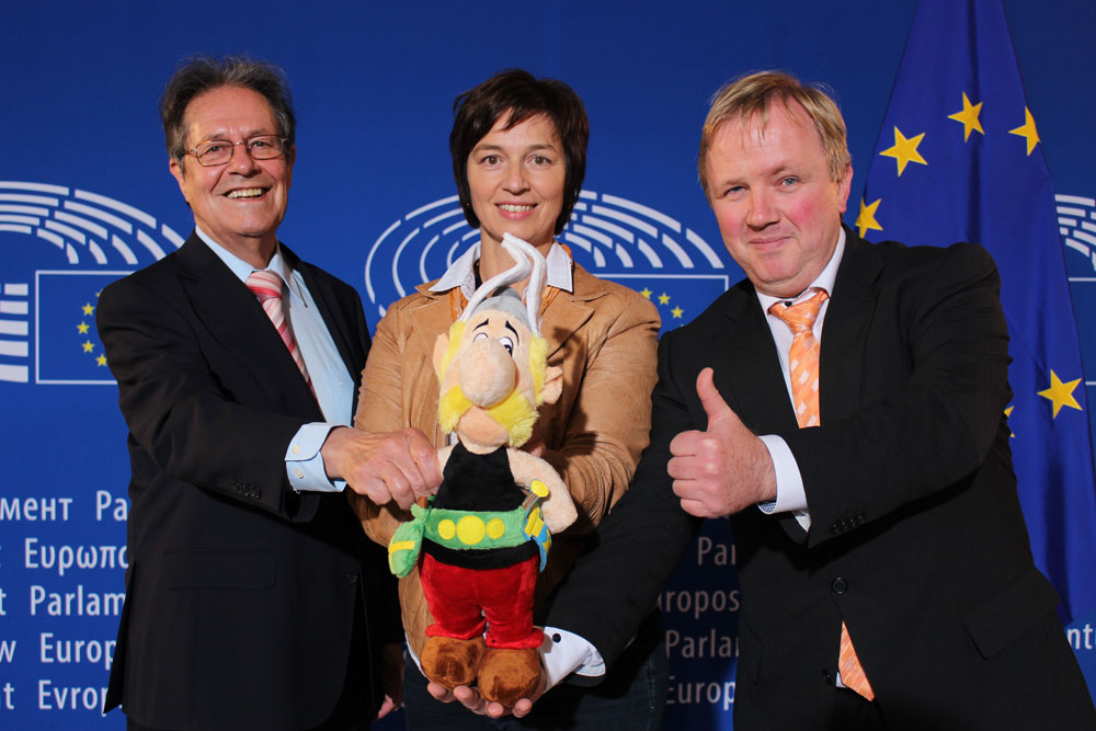 Entschlossen und geschlossen gegen die "Hürde der Willkür": Arne Gericke, Ulrike Müller und Klaus Buchner werten den Rückzug der Sperrklausel-Pläne als Teilerfolg. Foto: Familien-Partei