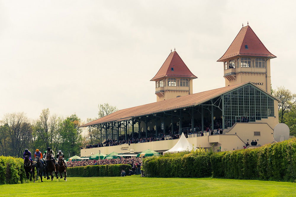 22.500 Zuschauer kamen am 1. Mai 2015 zum traditionellen Aufgalopp ins Scheibenholz. Foto: Florian Pappert
