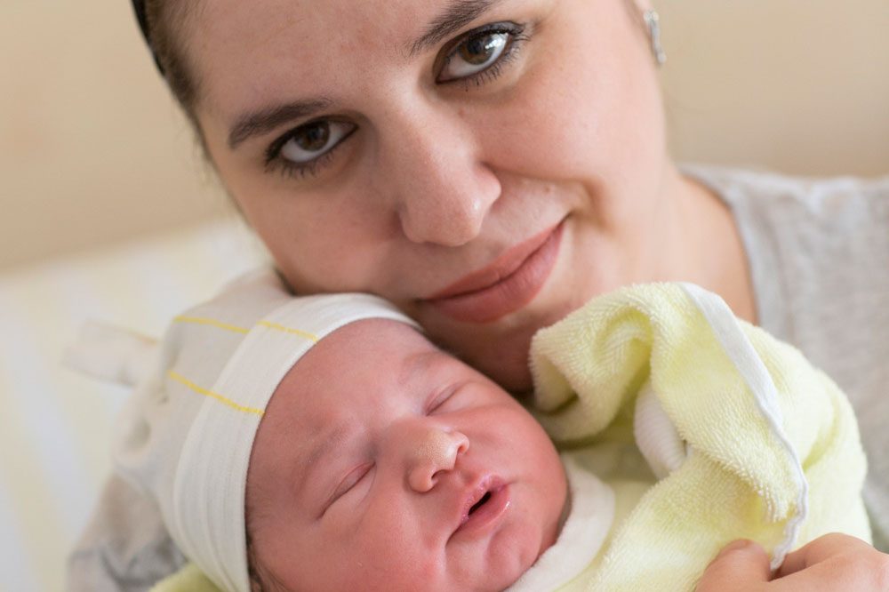 Der kleine Adam und seine Mutter Leyla Eldarova erholen sich auf der Wöchnerinnenstation am UKL. Foto: Stefan Straube/UKL