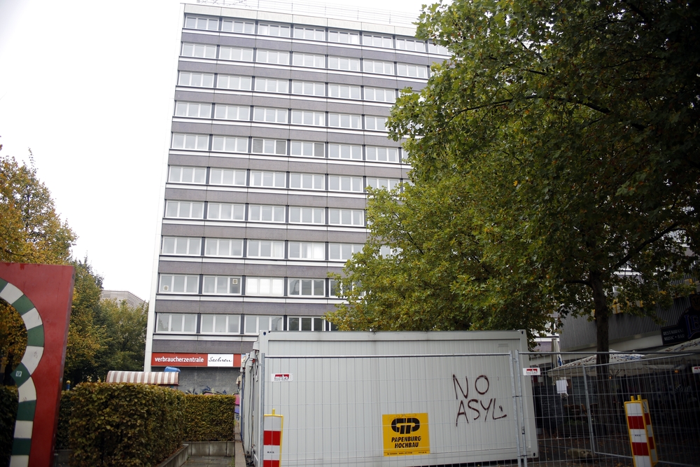 Auch das Brühl-Hochhaus wird vorübergehend zur Asylunterkunft umgebaut. Foto: Alexander Böhm