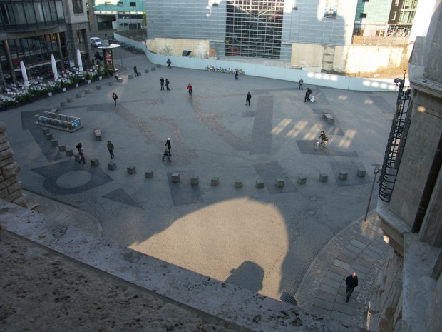 Im Burgplatz-Pflaster markieren dunklere Steine was vor dem Bau der Tiefgaragen nach archäologischen Ausgrabungen per Luftbild aufgenommen wurde. Der einstige Trotzer stand feindseitig – Richtung Stadt! Foto: Karsten Pietsch