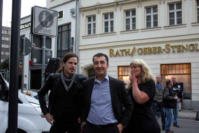 Cem sieht nach den Rechten. An seiner Seite schon länger in leipzig am Beobachten. Jürgen Kasek, Vorstan der sächsischen Grünen und Mitorganisator bei NoLegida. Foto: L-IZ.de