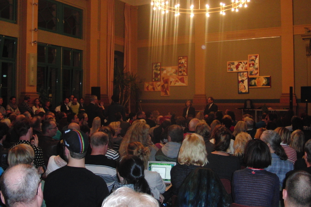 Ein besorgter Kleidungskritiker stellt provokante Fragen - und wird ausgekontert. Foto: René Loch