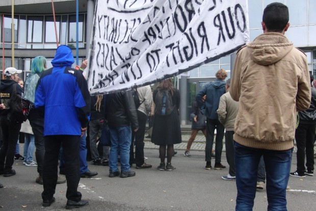 Der Protest ist vor der Dienststelle der Landesdirektion in der Braustraße angekommen. Foto: René Loch