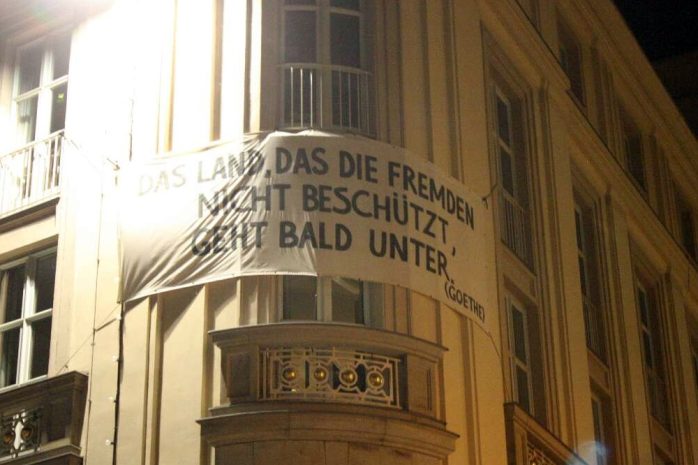 Das Land, das die Fremden nicht beschützt ... Am Schauspiel Leipzig ist der Gegenprotest zu lesen. Foto: L-IZ.de