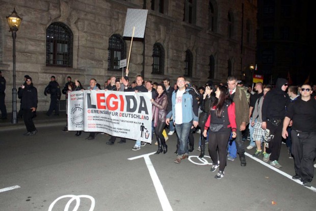 Das übliche - in der Mitte scheinbar fröhliche Gesichter - aber bloß nicht zu weit nach Rechts schauen. Foto: L-IZ.de