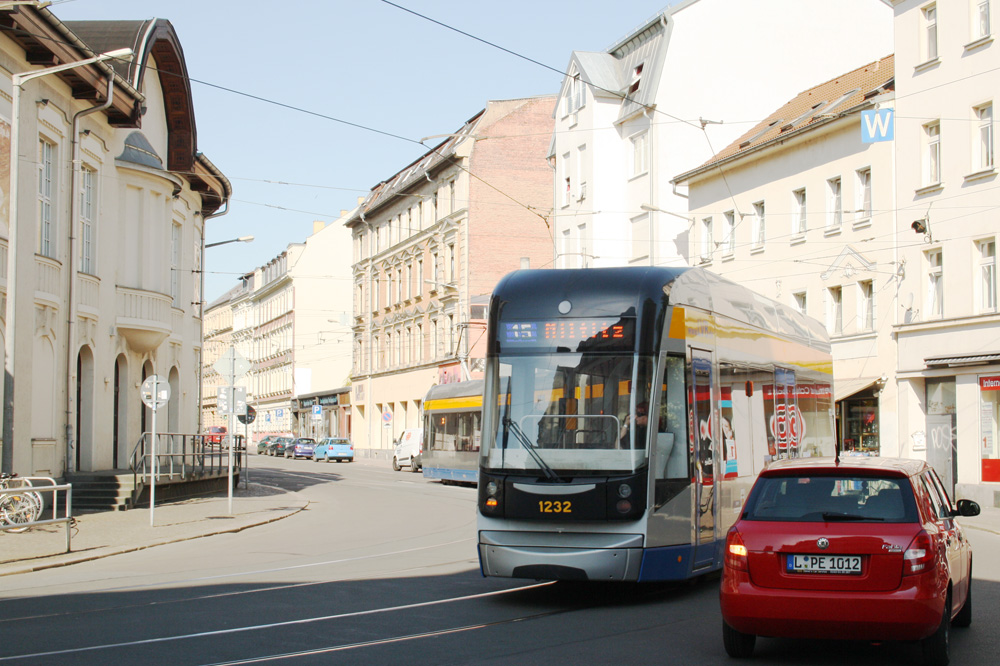 Demmeringstraße am Lindenauer Markt: Nicht nur die Straßenbahn kommt hier durch eine unübersichtliche Kurve gefahren. Foto: Ralf Julke