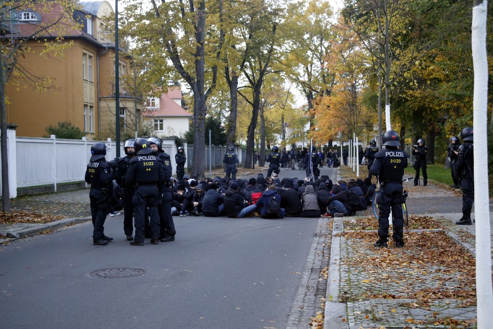 Eine von mehreren Sitzblockaden in Markkleeberg. Foto: L-IZ