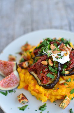 Gebackene Auberginenscheiben mit Tomatencreme und Halloumi. Foto: Maike Klose