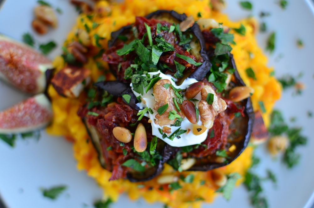 Gebackene Auberginenscheiben mit Tomatencreme und Halloumi. Foto: Maike Klose