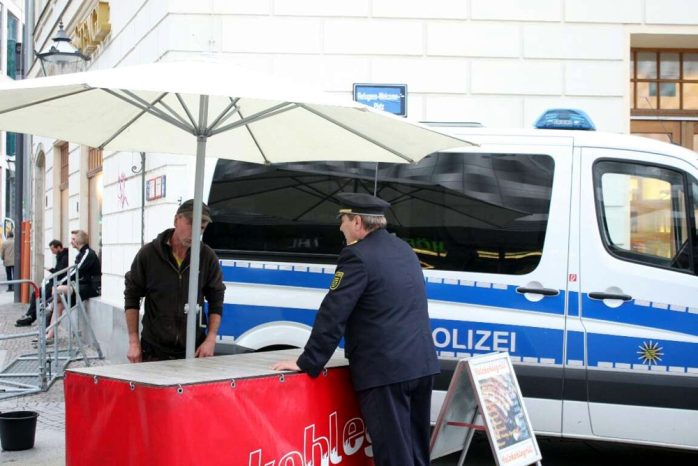 Ein Grill in der Legida-Sperrzone. Eine Sache für den Polizeipräsidenten von Leipzig - Bernd Merbitz fragt mal persönlich nach. Foto: L-IZ.de