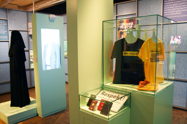 Zum Abschluss werden in derf Ausstellung auch noch die Diskussionen der Gegenwart reflektiert. Foto: Ralf Julke