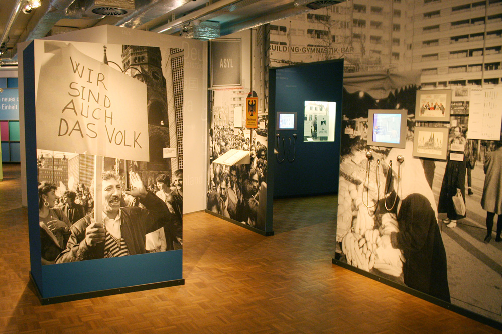 Schon 1990 musste daran erinnert werden: Hallo? Ihr seid nicht allein das Volk! - Foto: Ralf Julke