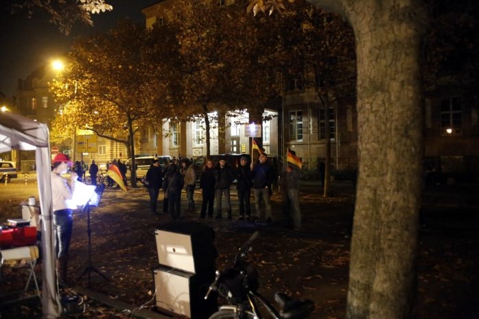Stehen für ihr Deutschland. Knapp 20 Teilnehmer werden von einer Hundertschaft der Polizei bewacht. Foto: L-IZ.de