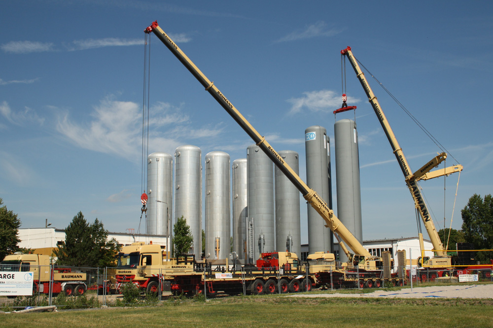 Aufstellung der neuen Fernwärmespeicher auf dem SWL-Gelände an der Arno-Nitzsche-Straße 2014. Foto: Ralf Julke
