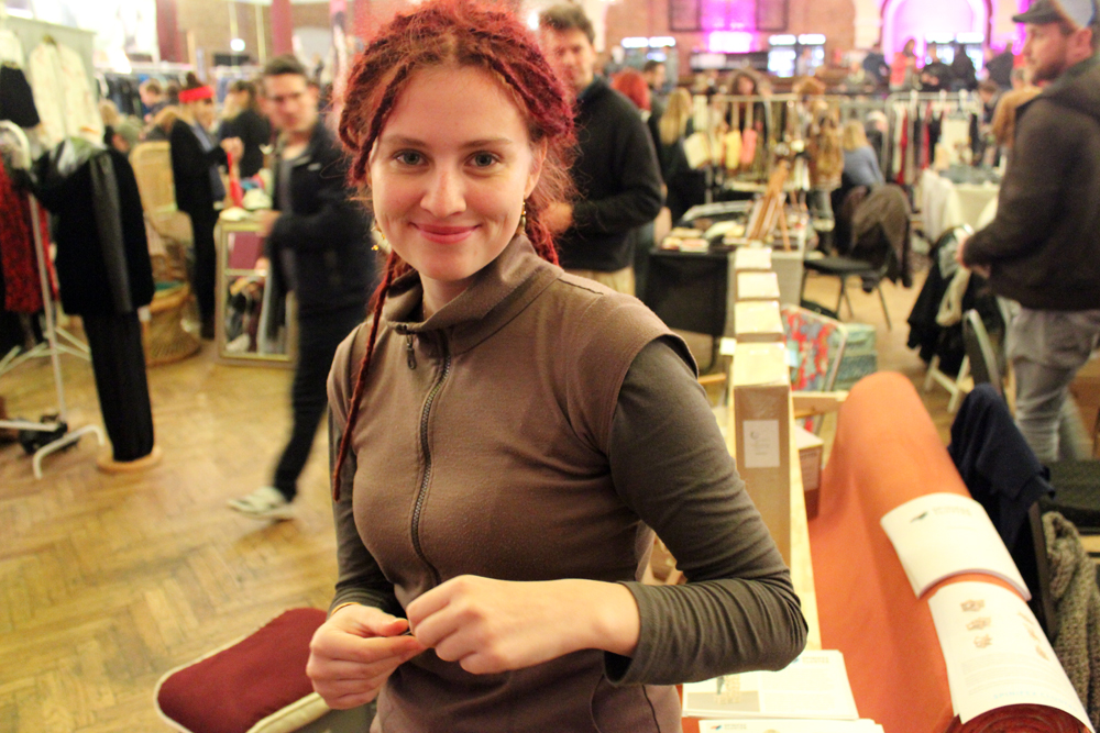 Die spinnende Freeda Breitenbach. Foto: Volly Tanner