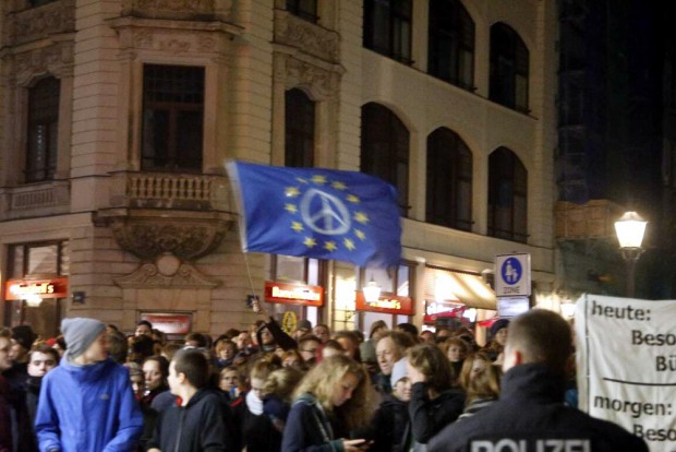 Gegenprotest währen der Ansprache Johnkes. Foto: L-IZ.de