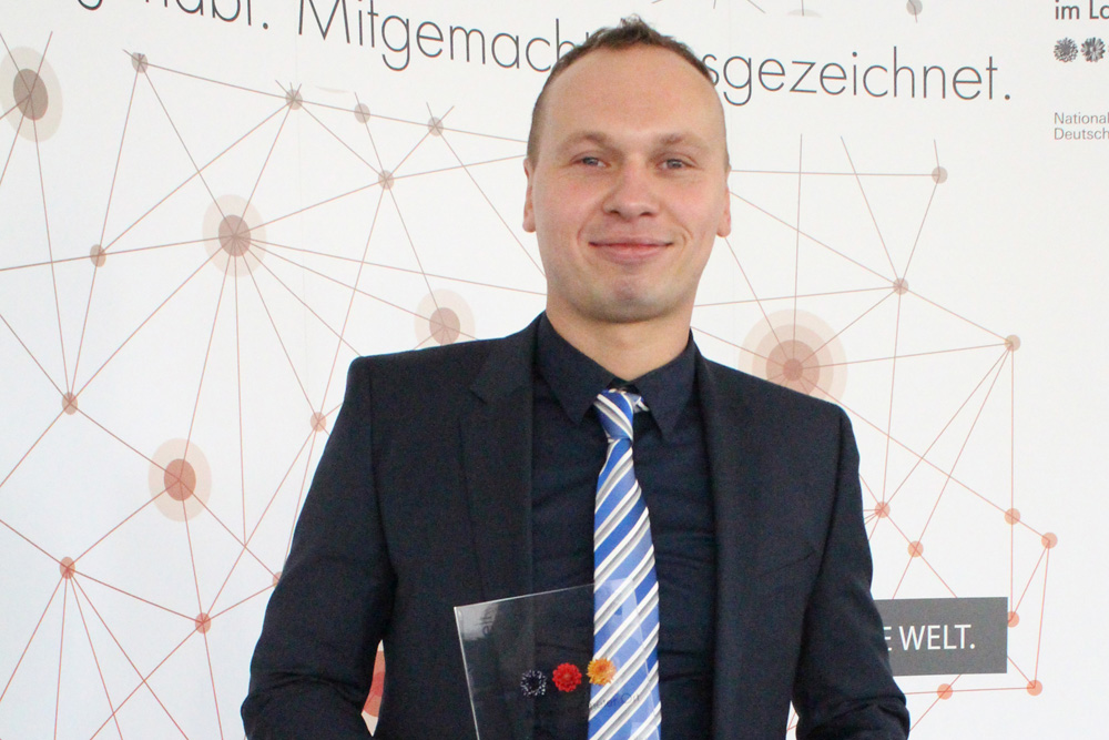 Mathias Hammer, Geschäftsführer der Deutsche Energieversorgung GmbH, mit dem Pokal. Foto: Deutsche Energieversorgung GmbH