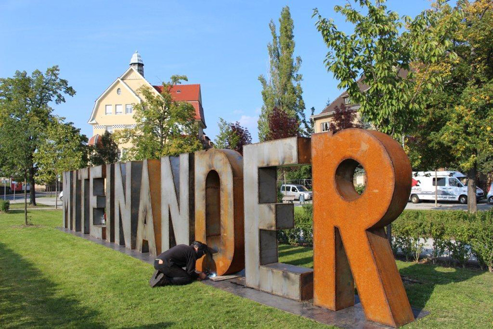 Die große Metallplastik von Hüseyin Arda in Heidenau. Foto: Grunert PR