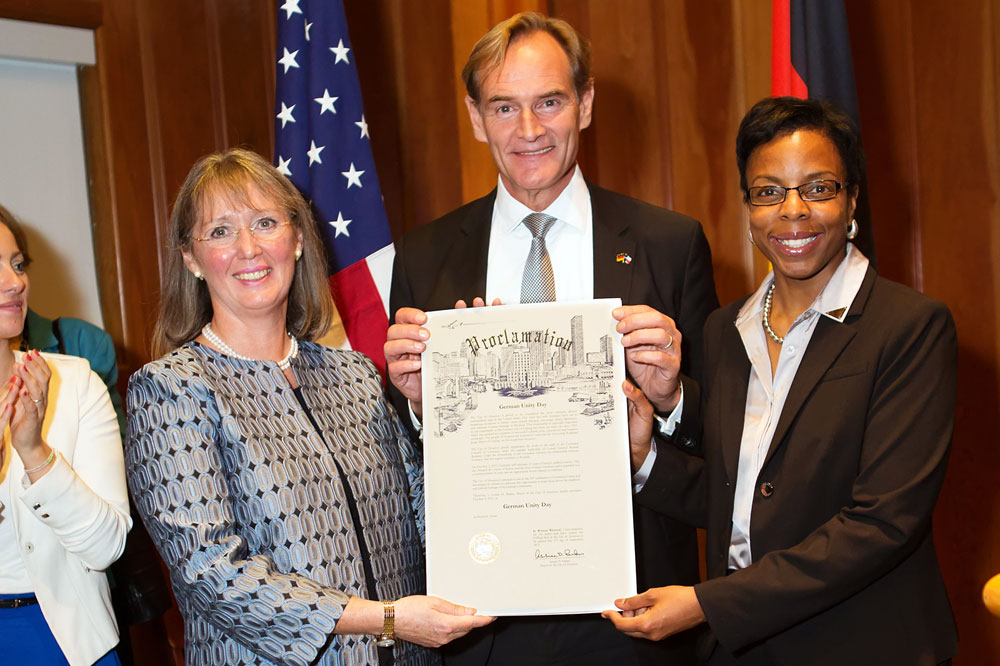 Übergabe der Gratulationsurkunde (v.l.n.r.) die deutsche Generalkonsulin, Ricarda Redeker, Oberbürgermeister Burkhard Jung und die Protokollchefin der Stadt Houston, Deanea Leflore. Foto: Stadt Leipzig