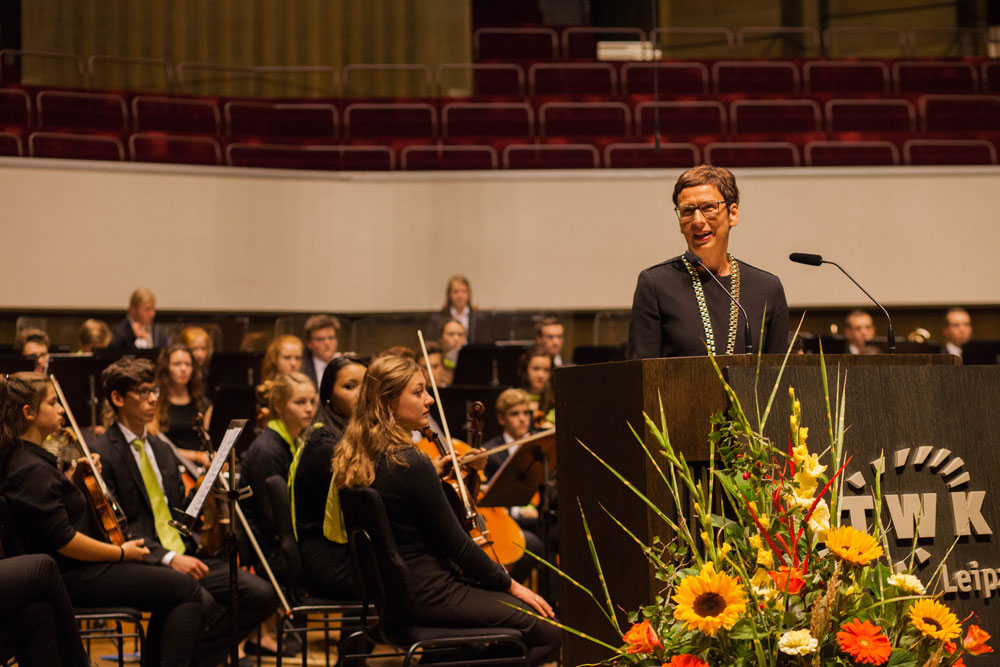 Prof. Gesine Grande, Rektorin der HTWK Leipzig, bei der Begrüßung der neu immatrikulierten Studenden. Foto: Alexander Klich/HTWK Leipzig