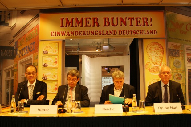 Dr. Daniel Kosthorst, Dr. Hans Walter Hütter, Dr. Jürgen Reiche und Ulrich Op te Hipt auf der Eröffnungspressekonferenz zur Ausstellung "Immer bunter". Foto: Ralf Julke