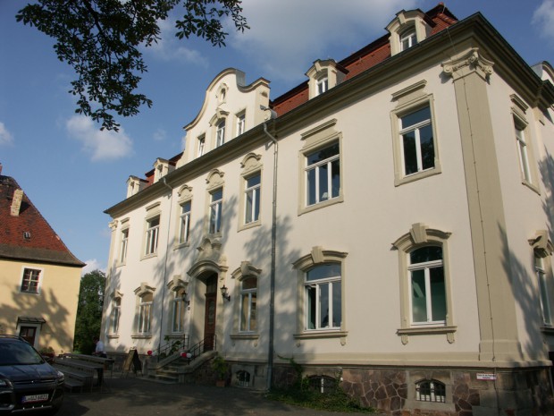 Das größere Gebäude wurde als „Neues Herrenhaus“ bezeichnet, wo Kindergarten, Schule, Saal für Versammlungen und Veranstaltungen und sogar ein Fußpflege-Salon untergebracht waren. Foto: Karsten Pietsch