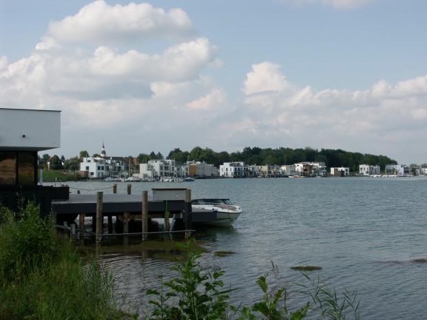 Wie ein Leuchtturm guckt der Kahnsdorfer Kirchturm ins Neuseenland. Sächsische Seefahrts- und Meereswogensehnsucht finden am Hainer See Beruhigung. Ob als Ausflügler oder Bewohner eines Anwesens mit eigenem Bootssteg am Seeufer. Foto: Karsten Pietsch