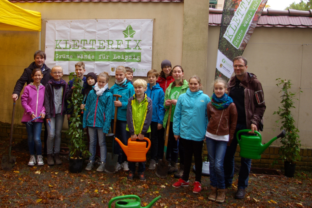 Schülerinnen und Schüler der 6. Klasse des Louise-Otto-Peters-Gymnasiums mit Rüdiger Dittmar, Amtsleiter des Amtes für Stadtgrün und Gewässer (1.v.l.), Lehrerin Sindy Zimmer, Kletterfix-Projektverantwortliche Isa Schneider und Torsten Wilke, Projektkoordinator Amt für Stadtgrün und Gewässer (1.v.r.). Foto: Ökolöwe