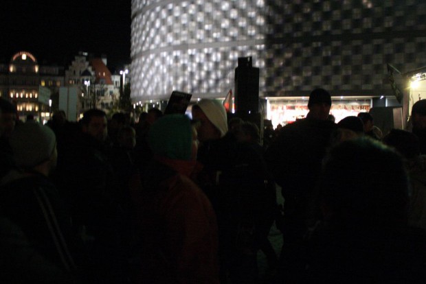 LEGIDA Ordner versucht einen aufgebrachten Teilnehmer zurückzuhalten. Foto: L-IZ.de