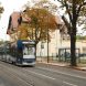 Eine Straßenbahn der Linie 9 am Forsthaus Raschwitz. Foto: Ralf Julke