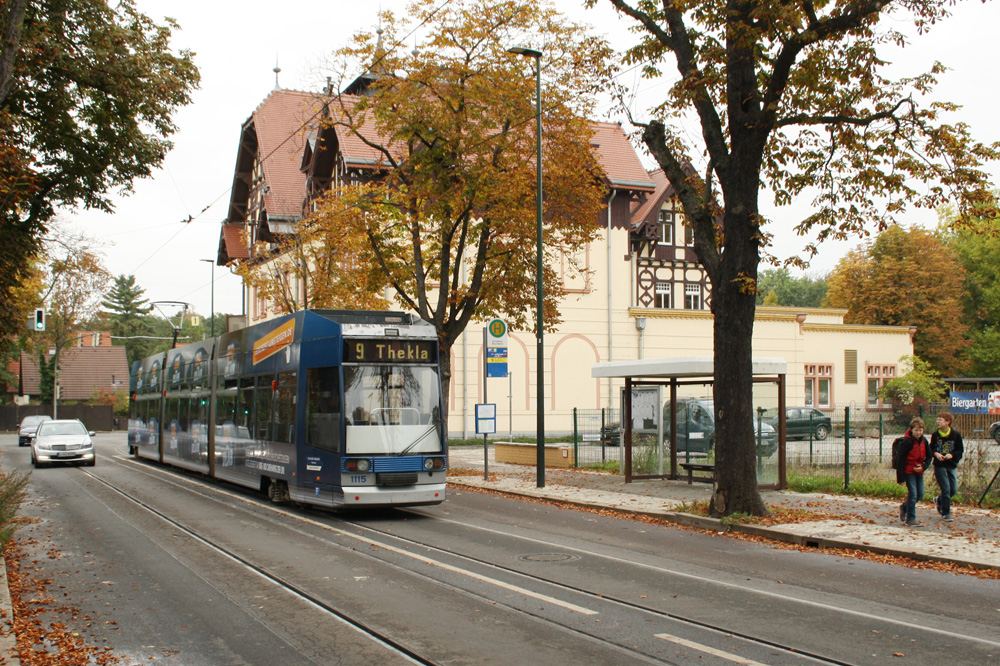 Eine Straßenbahn der Linie 9 am Forsthaus Raschwitz. Foto: Ralf Julke