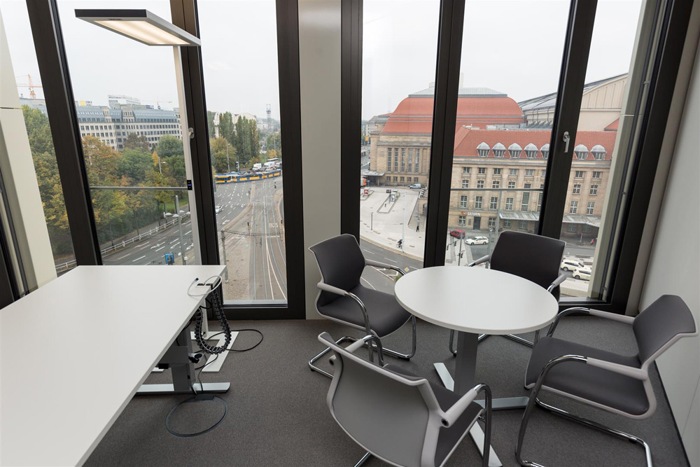 Blick aus dem neuen Verwaltungsgebäude auf den Bahnhofsvorplatz. Foto: LWB, Peter Usbeck