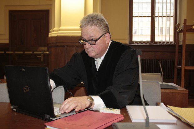 Staatsanwalt Till Neumann benötigte über drei Stunden für die Verlesung der Anklage. Foto: Martin Schöler