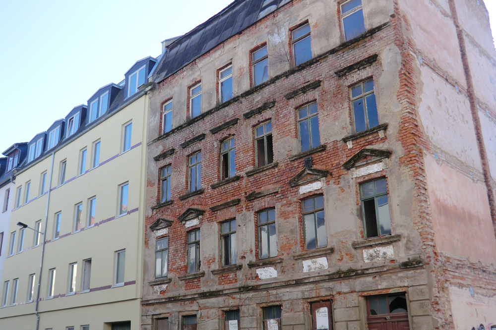 Unsanierte Häuser - wie hier in der Naumburger Straße - sind selten geworden. Foto: Marko Hofmann
