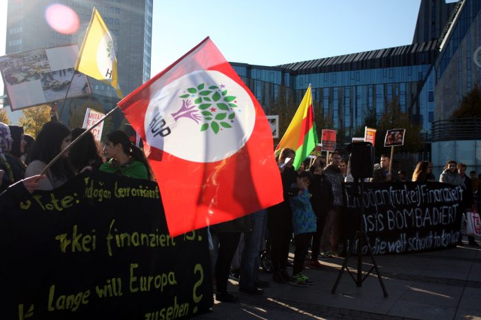 Neben HDP- wurden auch Öcalan- und YPG/YPJ-Fahnen geschwenkt. Foto: Alexander