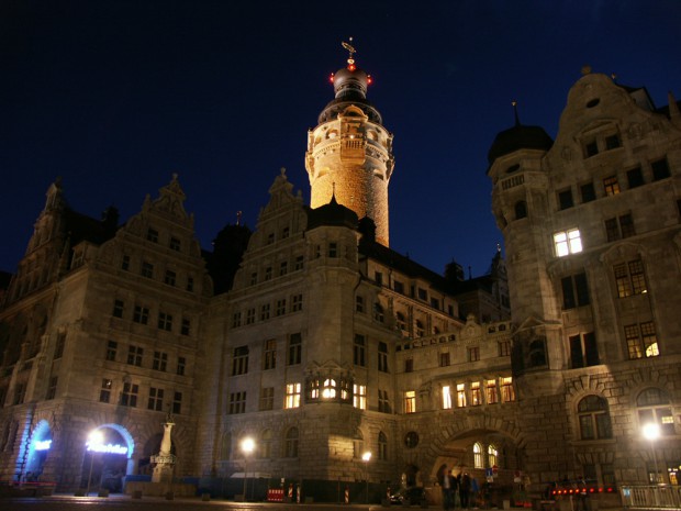 „Sieht ein bisschen aus wie Schloss Neuschwanstein!“, sagte eine Touristin auf dem Burgplatz beim Anblick des Neuen Rathauses. Was würde Architekt Hugo Licht dazu sagen? Denn das Schloss Neuschwanstein hat ein Theaterbühnenbildner für einen einzigen wunderbaren Selbstdarsteller, König Ludwig II., entworfen... Foto: Karsten Pietsch