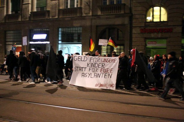 NPD-Nähe bei Legida. Enrico Böhm wieder mit dabei und die "UnserLand"-Aktion läuft fröhlich mit. Foto: L-IZ.de