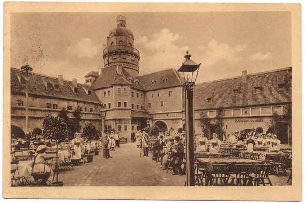 Im Hof der Pleißenburg stehen Tische und Stühle, Personal nimmt Aufstellung zum Gruppenfoto, wartet auf durstige und hungrige Gäste. Sächsische Handwerkskunst machte es möglich, als das Neue Rathaus schon stand, erstand im „Messebau“ die alte Burg neu und wurde als Postkarte verschickt. Beweis im Text! - Foto: Karsten Pietsch