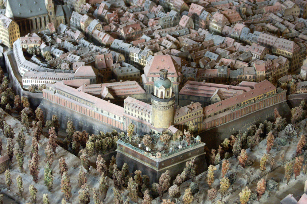Im Stadtmodell im Alten Rathaus sehen wir eine exakt dokumentierte und vermessene Ansicht von 1823. Der Turm steht an derselben Stelle. Aus der Pleißenburg wurde das Neue Rathaus. Die vorgelagerte Bastion ähnelt der Moritzbastei. Foto: Karsten Pietsch