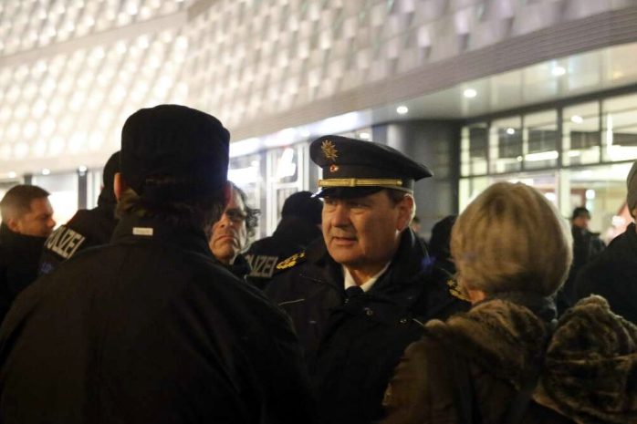 Polizeipräsident Bernd Merbitz sieht mal wieder nach den Rechten. Foto: L-IZ.de