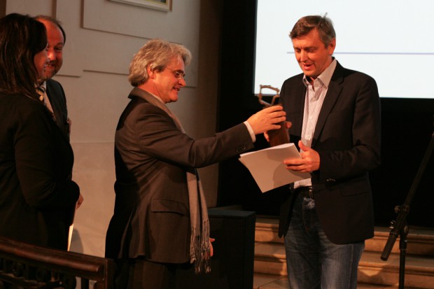 Sergei Loznitsa nimmt den Preis von Michael Kölsch entgegen Foto: Sebastian Beyer