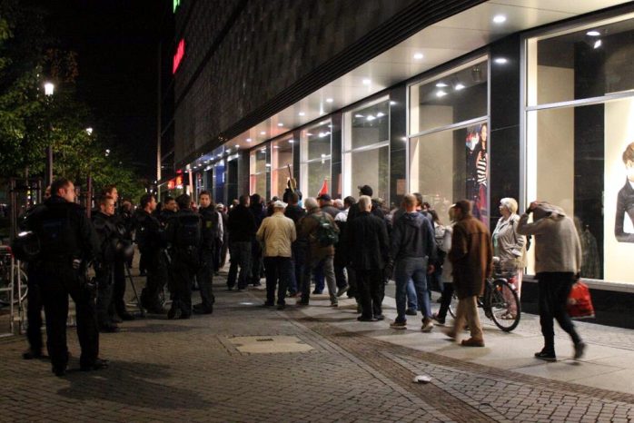 Das Licht ist aus, wir gehn nach Haus - Rabimmel rabammel rabumm. "Wir kommen wieder" beim Gehen am 5.10.2015. Legida möchte die Stadt auch weiter jede Woche beehren. Foto: L-IZ.de