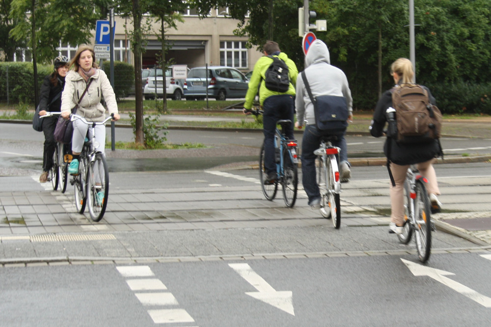 Radfahrer am Johannisplatz. Foto: Ralf Julke