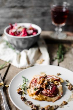 Rote-Bete-Ravioli mit Walnussbutter. Foto: Maike Klose
