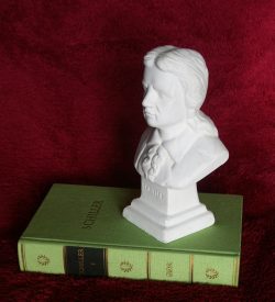 Etwas Schiller sollte man immer im Hause haben. Zum Beispiel aus der Reihe Bibliothek Deutscher Klassiker aus dem Aufbau-Verlag, Früherer Preis pro Band: 5,00 DDR-Mark. – Oder Schiller in Kunststein. Schnäppchenmarktpreis: 2,00 EUR. Foto: Karsten Pietsch