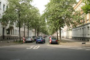Parkraumkonzept in der Brockhausstraße: Kreuzung abmarkiert und die Straße selbst zur Einbahnstraße gemacht. Foto: Ralf Julke