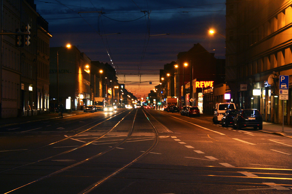 Georg-Schumann-Straße nach Sonnenuntergang. Foto: Ralf Julke