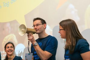 Nils Rexin, Informatik-Absolvent der HTWK Leipzig, gewann mit seinem Vortrag "Mein Liebesbrief an Eleanor" beim Science Slam am Tag der Promovierenden das goldene Megafon. Foto: Swen Reichhold